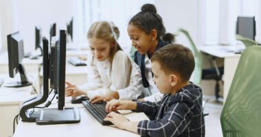 Primary school kids on a computer.